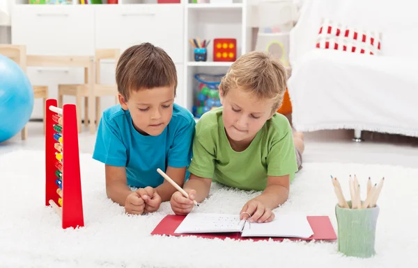 Dzieci robi matematyki ćwiczenia na podłodze — Zdjęcie stockowe