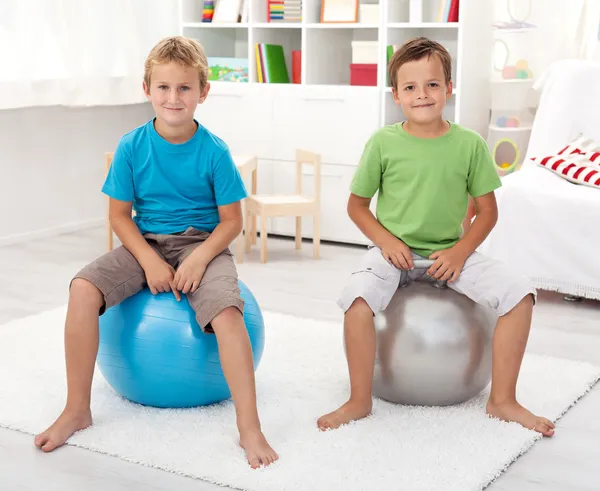 Two healthy boys playing in their room — Stock Photo, Image