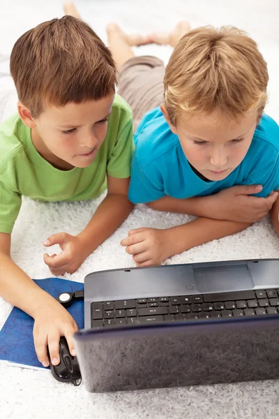 Два мальчика в разгаре компьютерной игры — стоковое фото