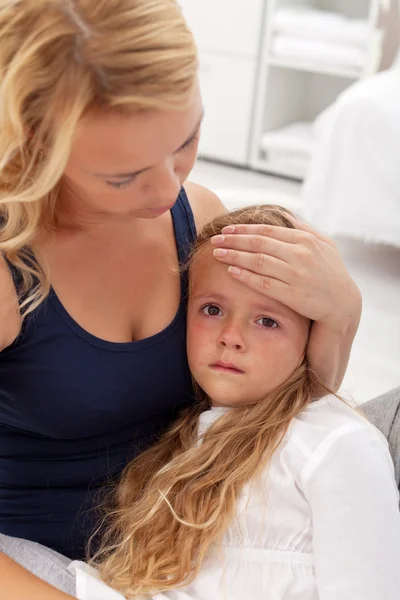 Enfermo niño consolado por la madre —  Fotos de Stock