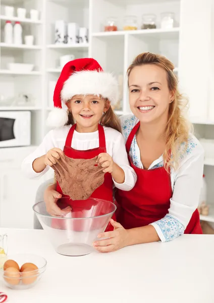 Noel kadın ve küçük kızı zencefilli kurabiye yapma — Stok fotoğraf
