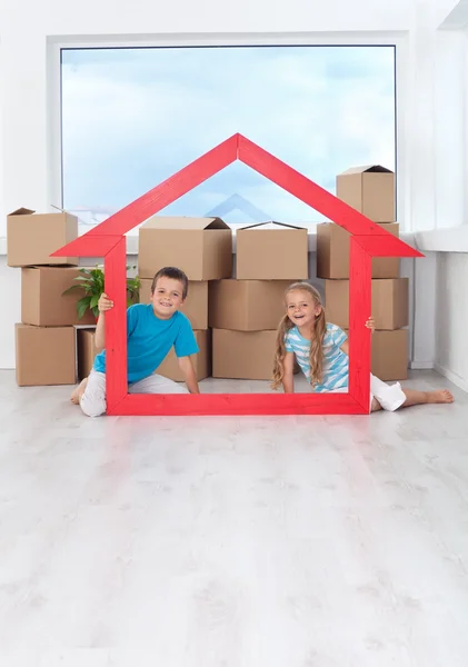 Barnen i sitt nya hem — Stockfoto