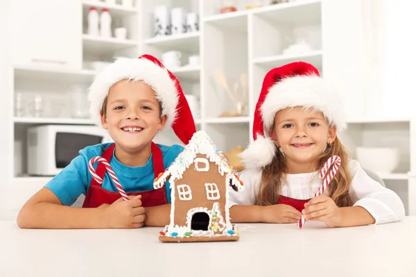 Gelukkige jonge geitjes bij Kerstmis in de keuken — Stockfoto