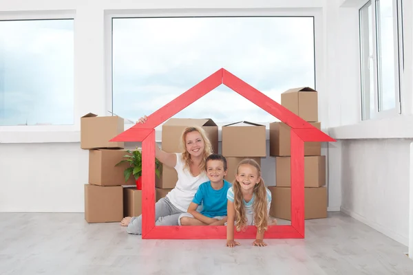 Ευτυχισμένη οικογένεια στο νέο σπίτι τους — Stockfoto