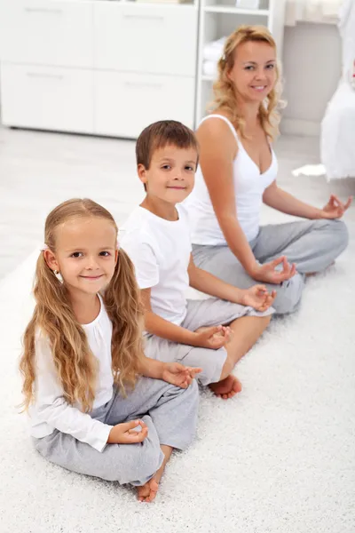 Bambini che fanno yoga relax con la loro madre — Foto Stock