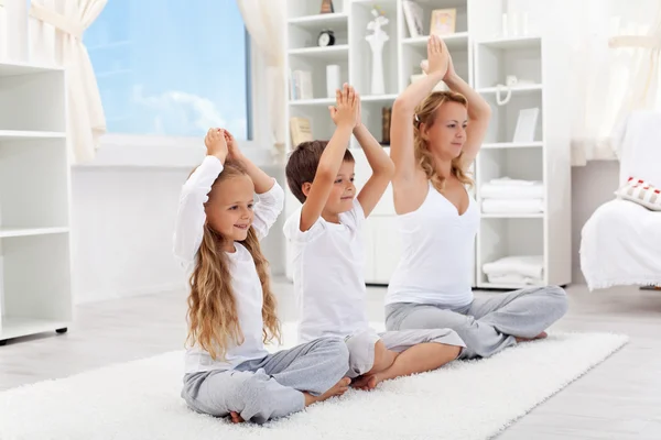 Ausgeglichenes Leben - Frau mit Kindern beim Yoga — Stockfoto
