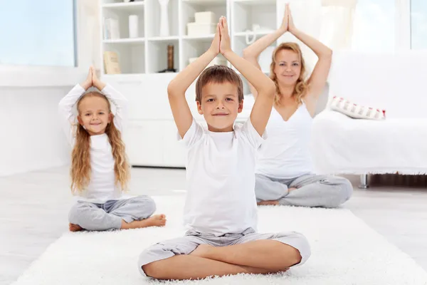 Vida equilibrada feliz - hacer ejercicio de yoga —  Fotos de Stock