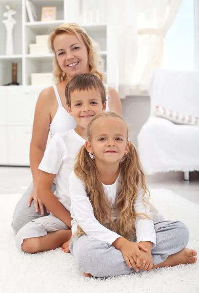 Mujer feliz y niños sentados en la sala de estar —  Fotos de Stock