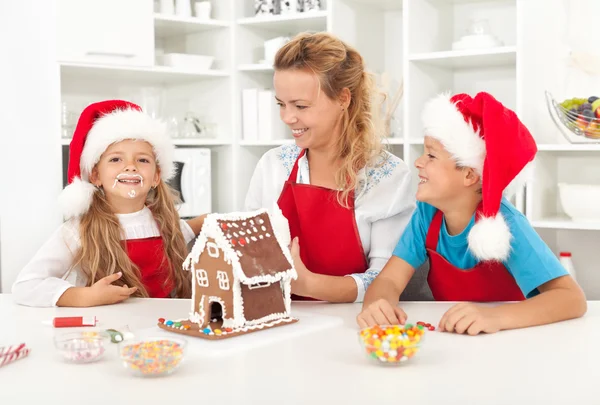 Санта пришел раньше в этом году - семья веселится на кухне — стоковое фото