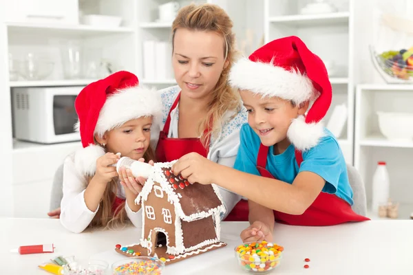 Lycklig familj i juletid i köket — Stockfoto