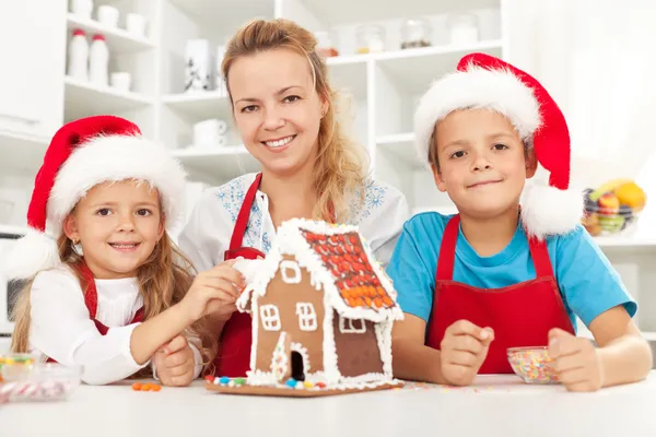 Gelukkige Kerstmis familie in de keuken — Stockfoto