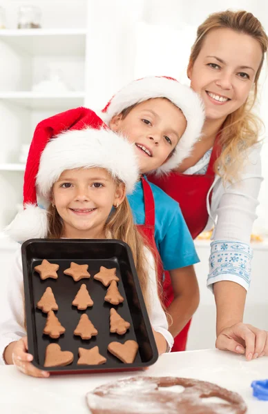 Счастливая семья печет пряничное печенье — стоковое фото