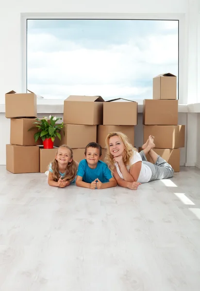 Mulher feliz e crianças em sua nova casa — Fotografia de Stock