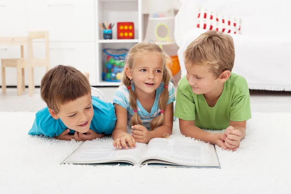 Gyerekek olvasást és a történetet mondja — Stock Fotó
