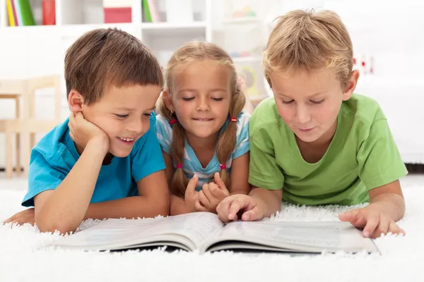 Dzieci praktykę czytania razem — Zdjęcie stockowe