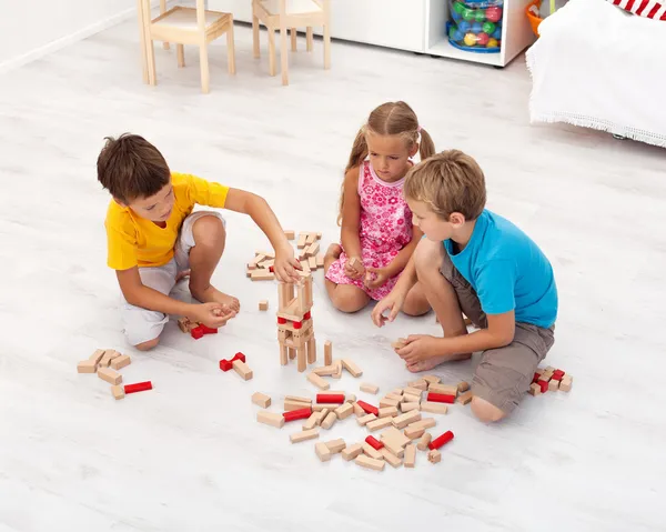 Dzieci bawić się klockami drewnianymi — Zdjęcie stockowe