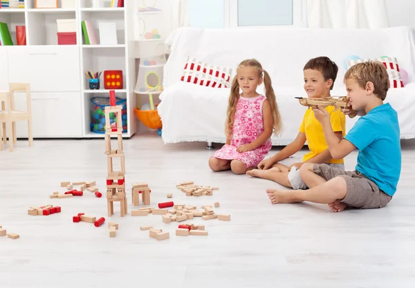 Barn som leker med pil och båge hemma — Stockfoto