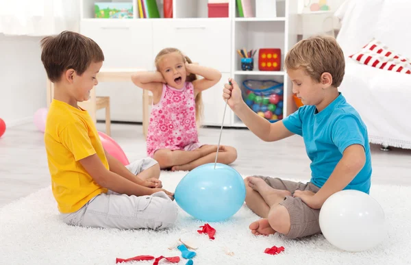 Crianças estourando balões — Fotografia de Stock