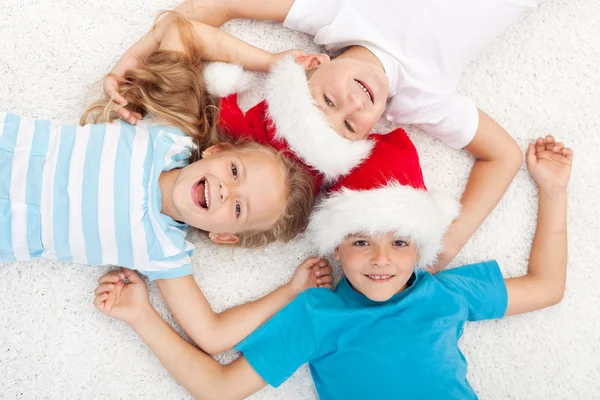 Glada barn i juletid — Stockfoto