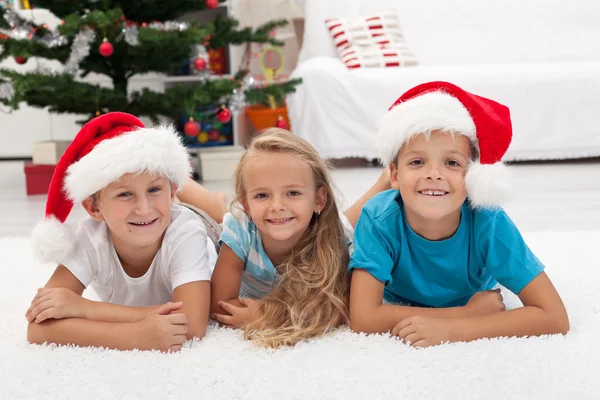 Crianças felizes na época do Natal — Fotografia de Stock