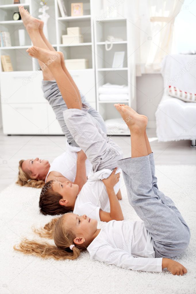 Frau und Kinder bei Gymnastikübungen zu Hause — Stockfoto ...
