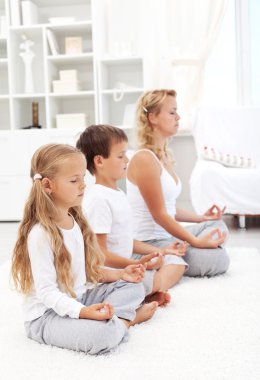 bir satır meditasyon oturan aile