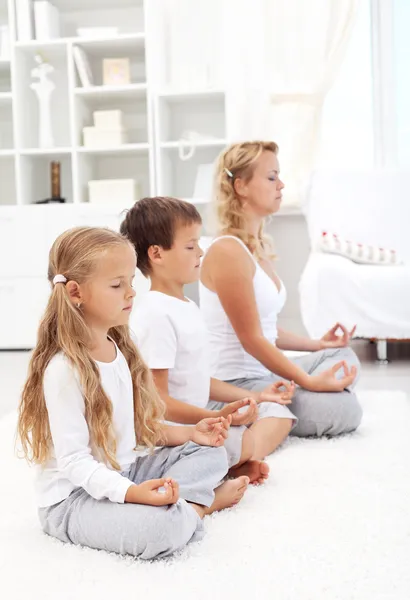 Bir satır meditasyon oturan aile — Stok fotoğraf