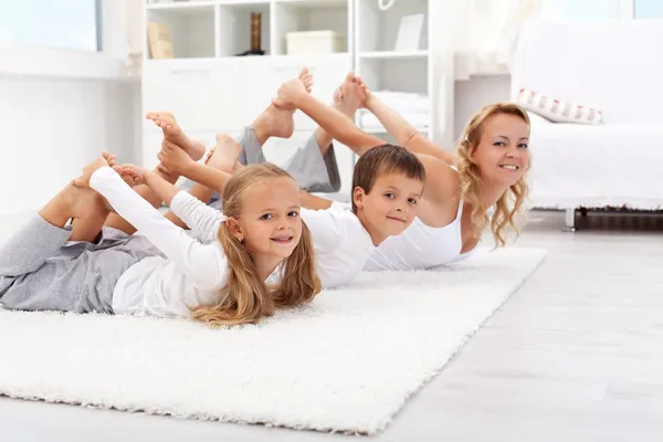 Gymnastické cvičení doma — Stock fotografie