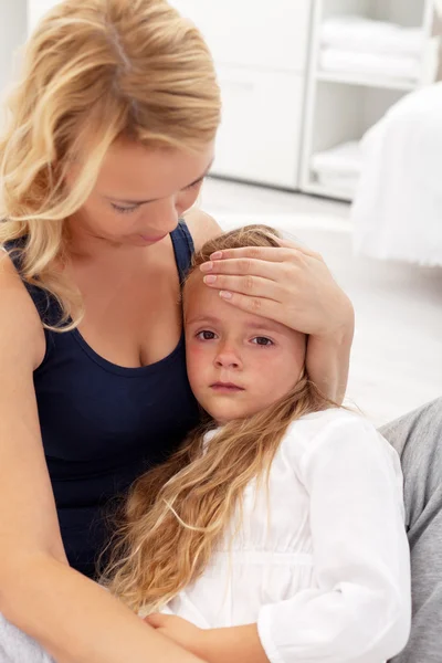 Mamma tröstar henne upprörd unge — Stockfoto