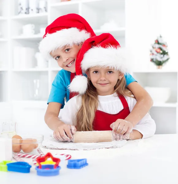 Crianças se divertindo preparando biscoitos de Natal — Fotografia de Stock