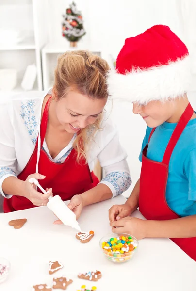Изготовление украшенных рождественских печенек — стоковое фото