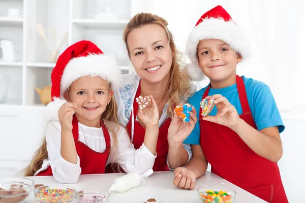 Fazendo biscoitos de Natal com as crianças — Fotografia de Stock