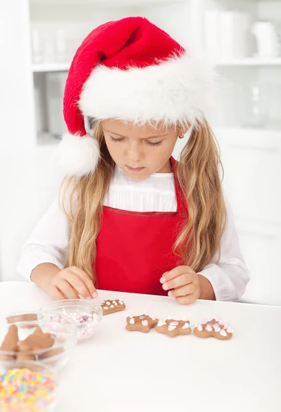 Маленькая девочка с рождественским печеньем — стоковое фото