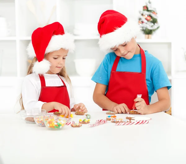 孩子们装饰圣诞饼干 — 图库照片