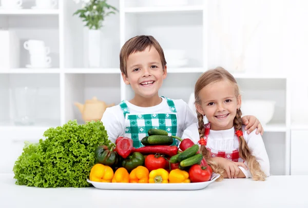 Crianças saudáveis felizes com legumes — Fotografia de Stock