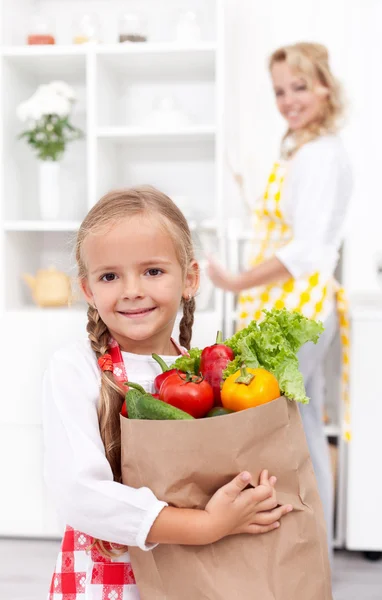 Dziewczynka z torby spożywczych — Zdjęcie stockowe