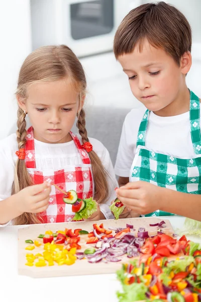 Kids preparing veggies on stick — Stock Photo, Image