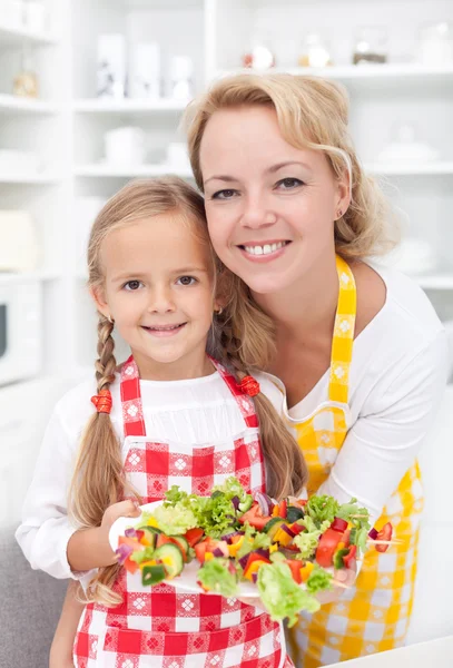 Kızlar mutfaktameisjes in de keuken — Stockfoto