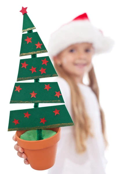 Decorazione albero di Natale in litte mano ragazza — Foto Stock
