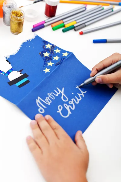 Barn skriver jul gratulationskort — Stockfoto