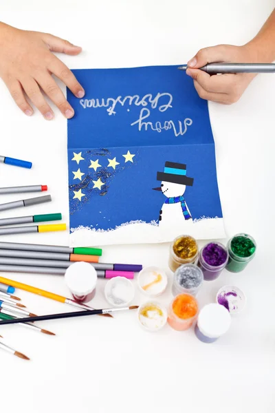 Anak membuat kartu pos Natal — Stok Foto