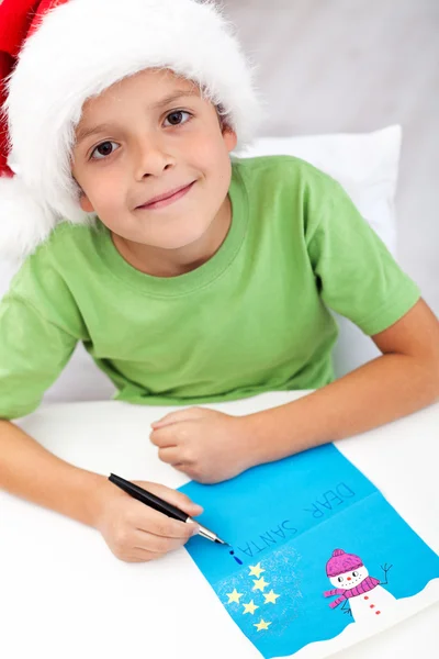 Happy kid skriver brev till santa — Stockfoto