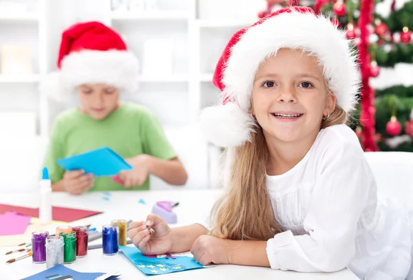 Syskon med massor av presenter i juletid — Stockfoto