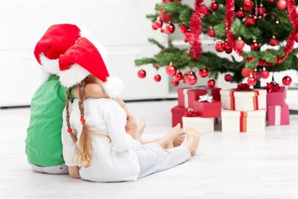 Sourozenci se spoustou dárků v době Vánoc — Stock fotografie