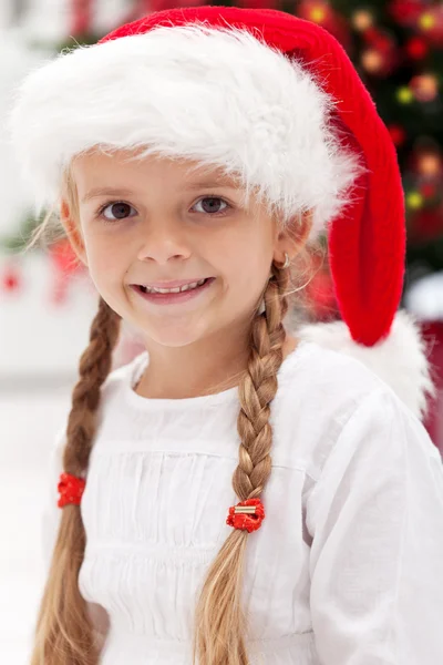 在圣诞节的时候快乐的女孩画像 — 图库照片