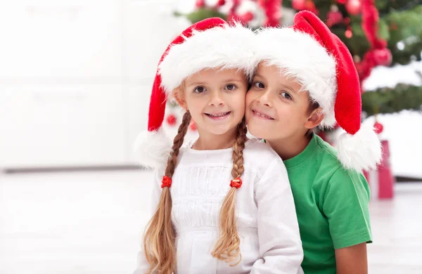Fratelli e sorelle con tanti regali a Natale — Foto Stock