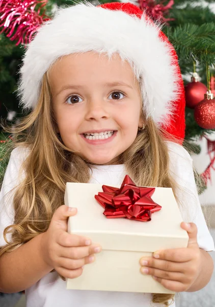 Menina feliz extático com presente de Natal — Fotografia de Stock