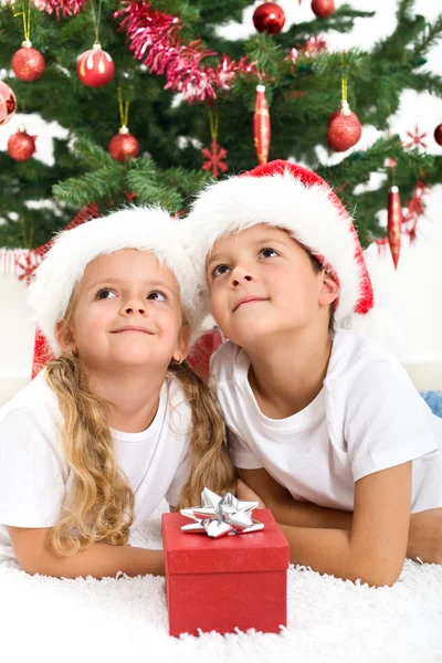 Sonriendo a los niños en Navidad — Foto de Stock