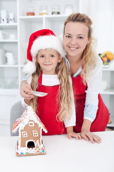 Making a gingerbread cookie house at christmas — Stock Photo, Image