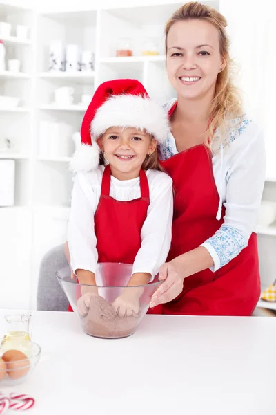 Momentos familiares - preparar la masa de galletas de Navidad — Foto de Stock